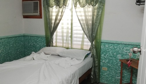 Habitación triple estándar, varias camas, vistas parciales al mar