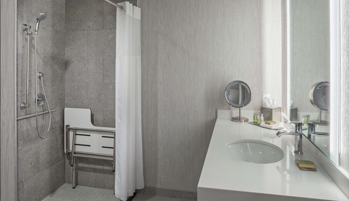 Habitación, 2 camas de matrimonio (Mobility & Hearing, Roll-in Shower)