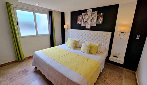 Habitación doble superior, 1 cama de matrimonio grande, vistas a la ciudad