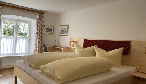 Habitación básica con 1 cama doble o 2 individuales, baño compartido