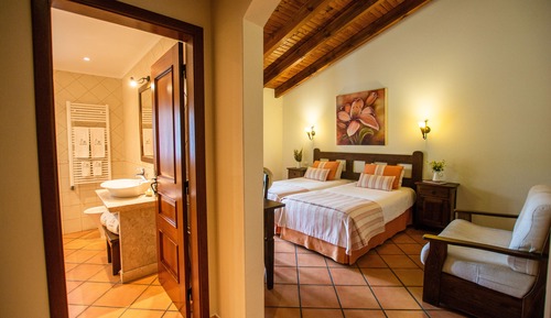 Habitación con 1 cama doble o 2 individuales, vistas al jardín