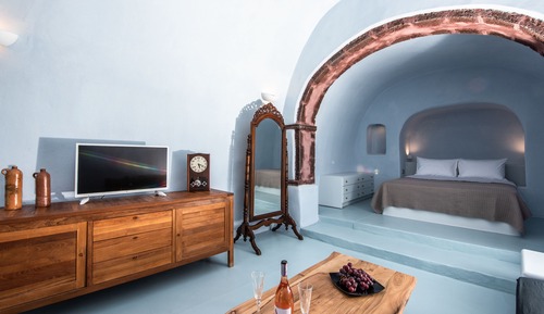 Cave House with Shared Outdoor Plunge Pool