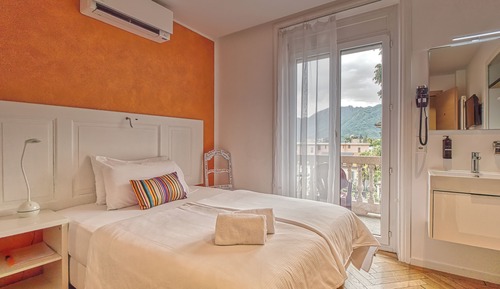 Habitación Club doble, balcón, vistas a la colina