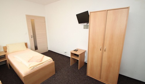 Habitación básica con 2 camas individuales