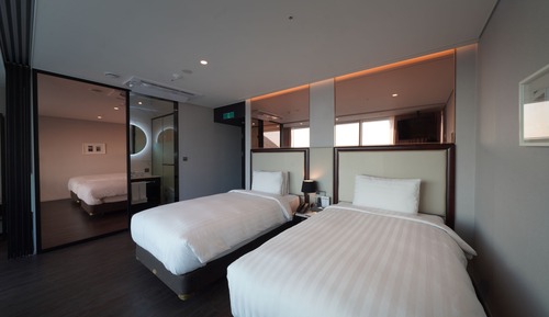 Habitación estándar con 2 camas individuales, vistas parciales al mar