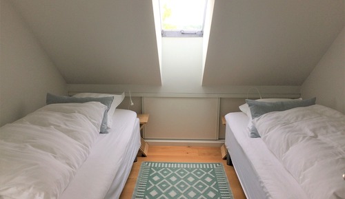 Habitación básica, 2 camas individuales, baño compartido, vistas al mar