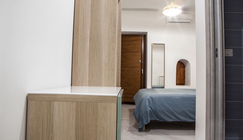 Habitación de diseño doble de uso individual, 1 cama de matrimonio, baño privado, en esquina