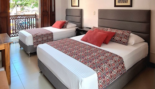 Habitación triple superior, vistas a la ciudad