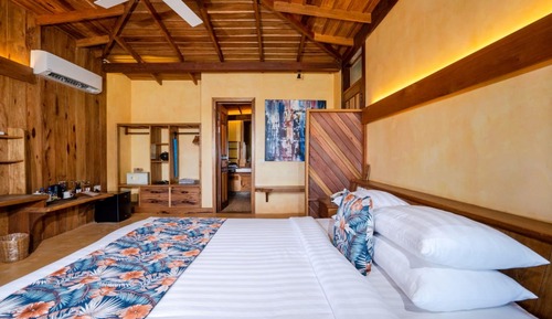 Habitación doble superior, 1 cama de matrimonio grande, balcón, vistas al jardín (Stone Room)