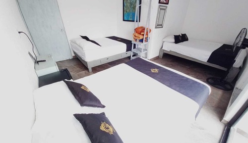 Habitación cuádruple estándar, fumadores, balcón (Tajin)