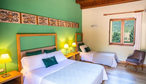 Habitación triple superior, varias camas, no fumadores, vistas al jardín