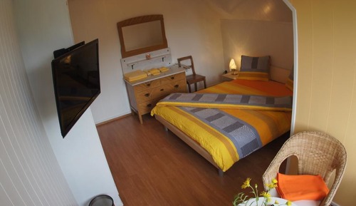 Habitación con 1 cama doble o 2 individuales, baño compartido