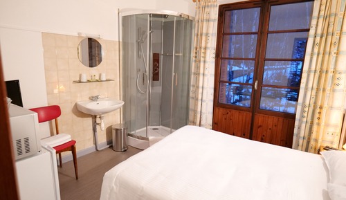 Habitación económica doble, 1 cama doble, baño privado, vistas a la montaña