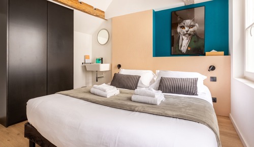 Apartamento superior, baño privado, vistas al patio (Le Beffroi)