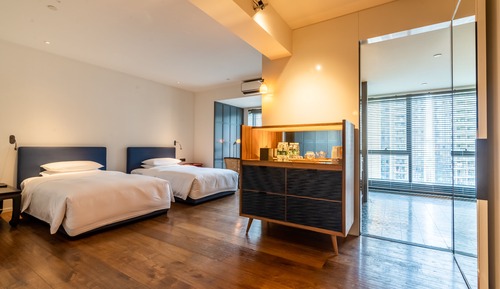 Habitación superior con 2 camas individuales, vistas a la ciudad
