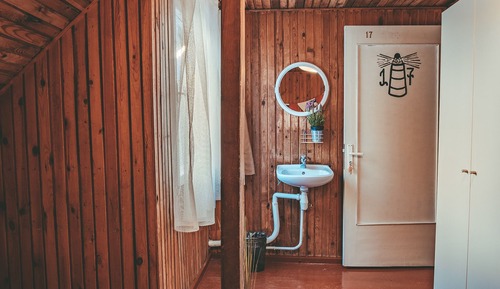 Habitación estándar con 2 camas individuales, baño compartido, vistas al mar