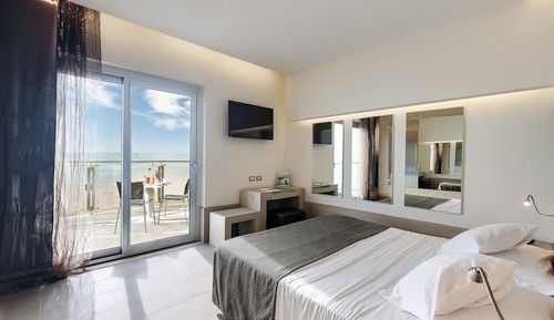 Habitación triple superior, balcón, vistas al mar