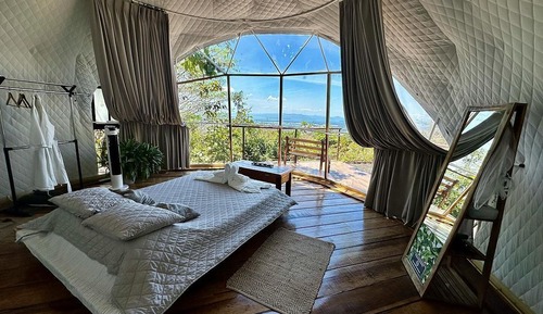 Tienda romántica, 1 cama de matrimonio, bañera de hidromasaje, junto a la montaña