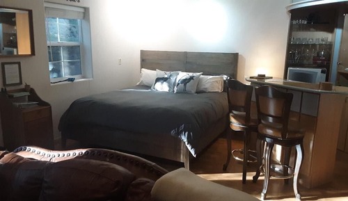 Habitación básica, varias camas