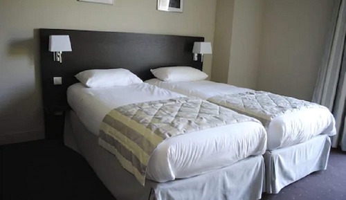 Habitación básica con 2 camas individuales