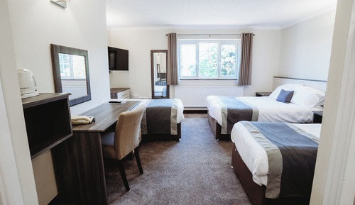 Habitación cuádruple, varias camas