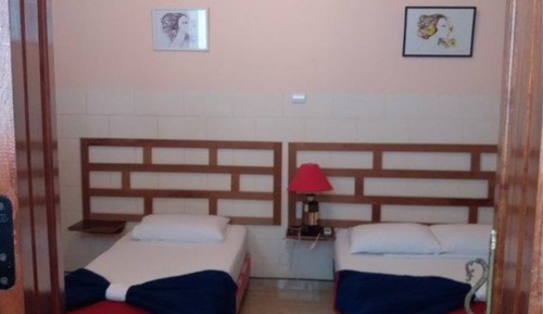 Habitación triple clásica, varias camas, vistas al patio, en una planta alta