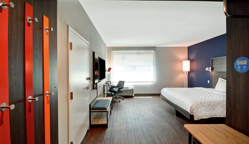 Habitación, 1 cama de matrimonio grande (Roll-In Shower, Mobility & Hearing)