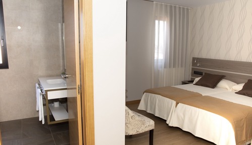Habitación con 2 camas individuales, baño privado
