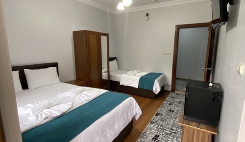Habitación triple estándar, balcón