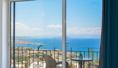 Habitación superior con 1 cama doble o 2 individuales, vistas al mar