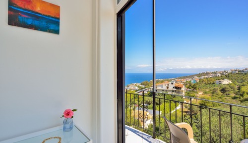 Habitación superior con 1 cama doble o 2 individuales, vistas parciales al mar