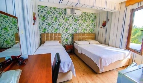 Habitación triple, vistas al jardín