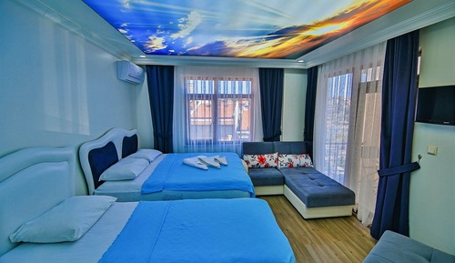 Habitación familiar, balcón, vistas parciales al mar