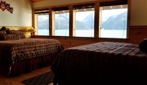 Habitación doble superior, varias camas, frigorífico y microondas, vistas a la bahía