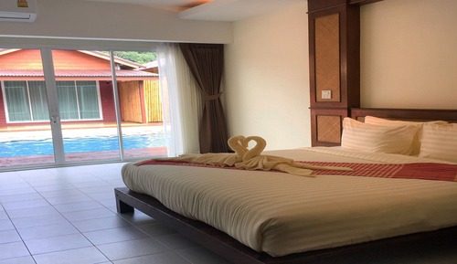 Bungalow, acceso a la piscina