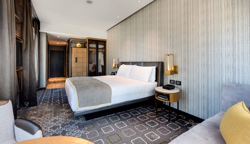 Habitación clásica, 1 cama de matrimonio grande, Acceso al salón del club, vistas a la ciudad