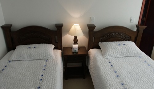 Habitación con 2 camas individuales