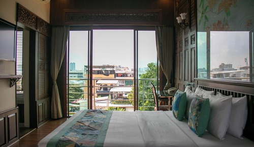 Suite bathtub (Main Building)