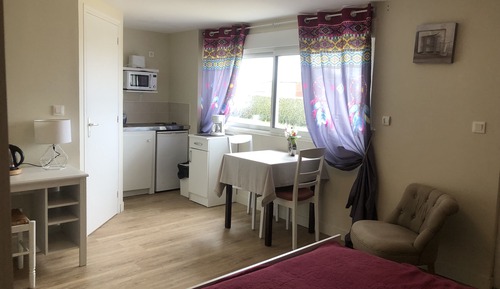 Estudio Confort, 1 cama de matrimonio, cocina básica, vistas parciales al mar