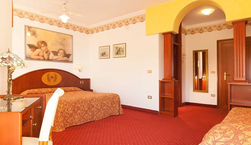 Suite junior, vistas parciales al mar