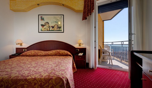 Habitación estándar con 1 cama doble o 2 individuales, terraza, vistas parciales al mar