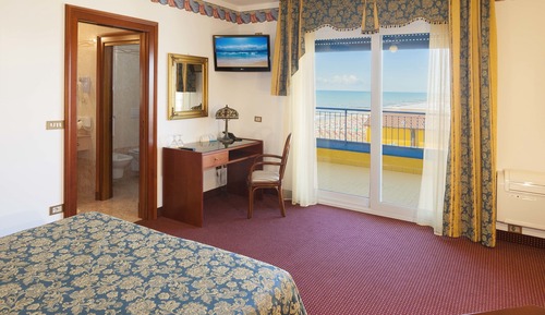 Suite de lujo, terraza, vistas parciales al mar