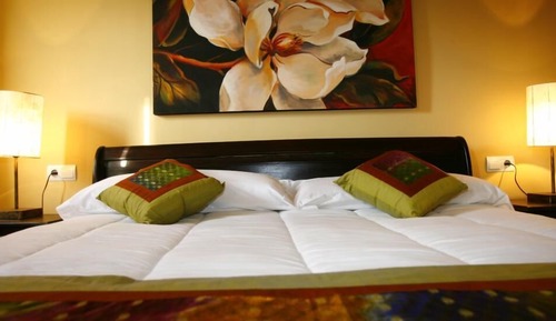 Suite estudio junior, 1 cama de matrimonio grande, bañera de hidromasaje, en la zona del jardín