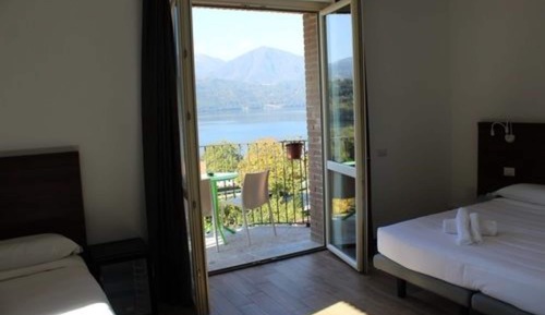 Habitación con 1 cama doble o 2 individuales, balcón, vistas al lago