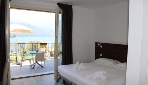 Habitación con 1 cama doble o 2 individuales, terraza, vistas al lago