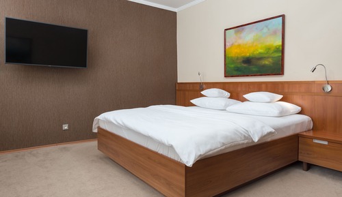 Estudio, 1 cama de matrimonio grande, balcón
