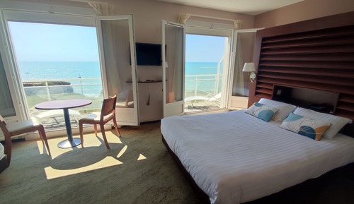 Habitación doble superior, 1 cama de matrimonio con sofá cama, bañera, frente al mar