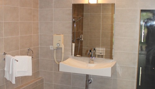 Habitación triple Confort, 3 camas individuales, accesible para personas con discapacidad (Leopard)