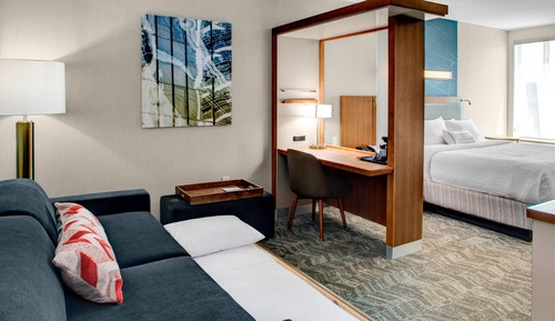Suite, 1 cama de matrimonio grande con sofá cama (Mobility/Hearing Access, Roll-in Shwr)