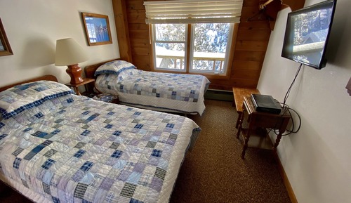 Habitación básica con 2 camas individuales, varias camas